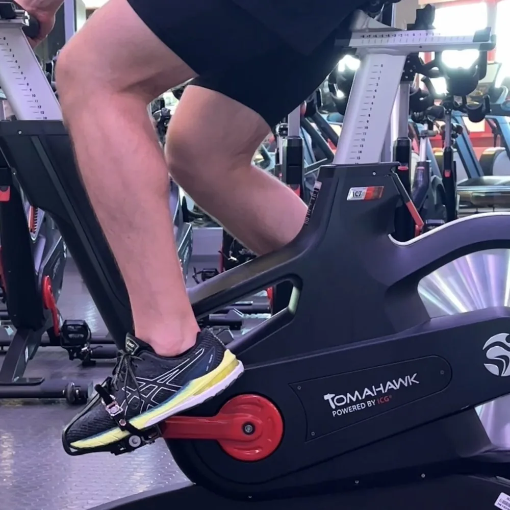 Seitenansicht, groß: Knie und Fuß auf dem Pedal des Bikes