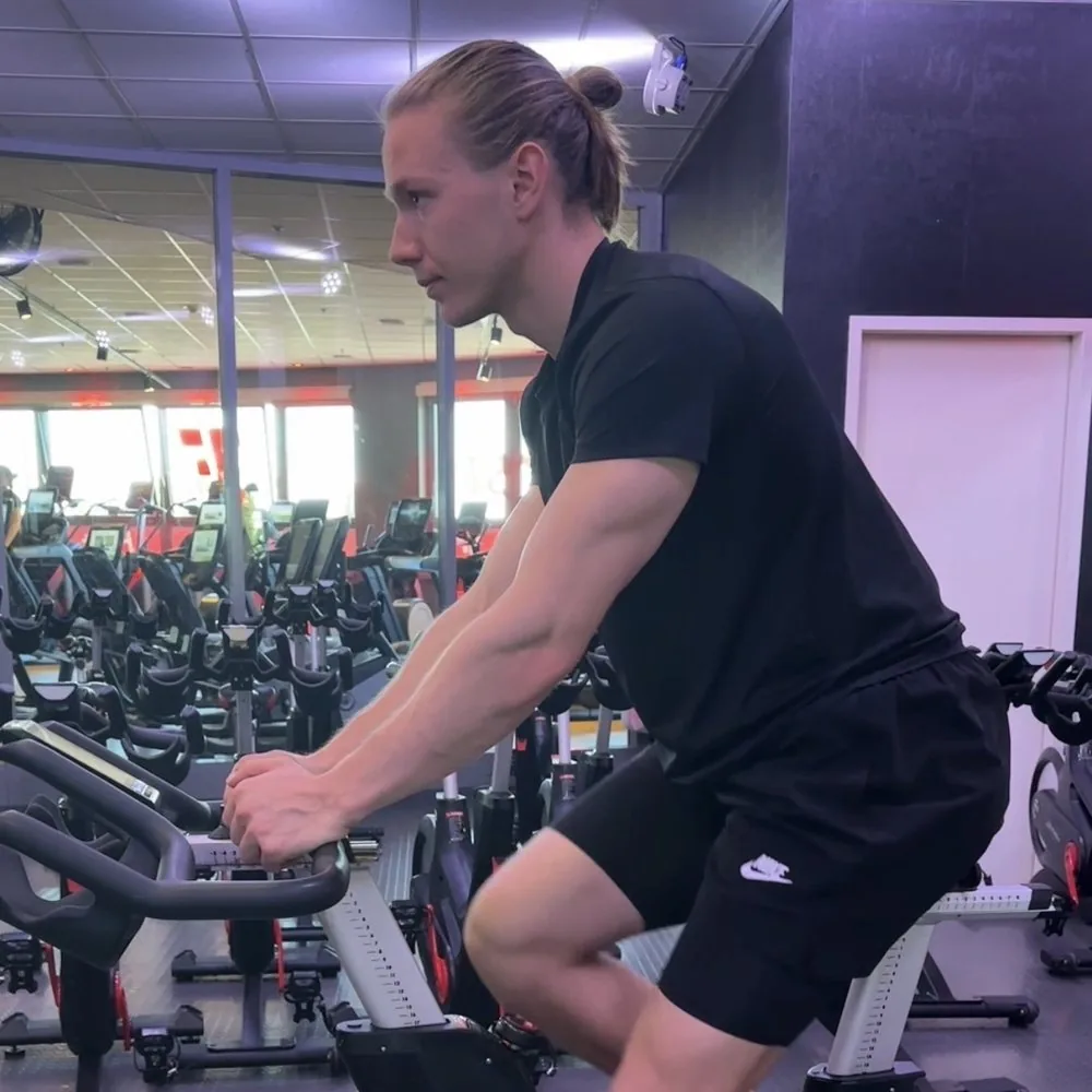 Seitenansicht: Valeriy sitzt auf dem Bike, die Hände am Lenker