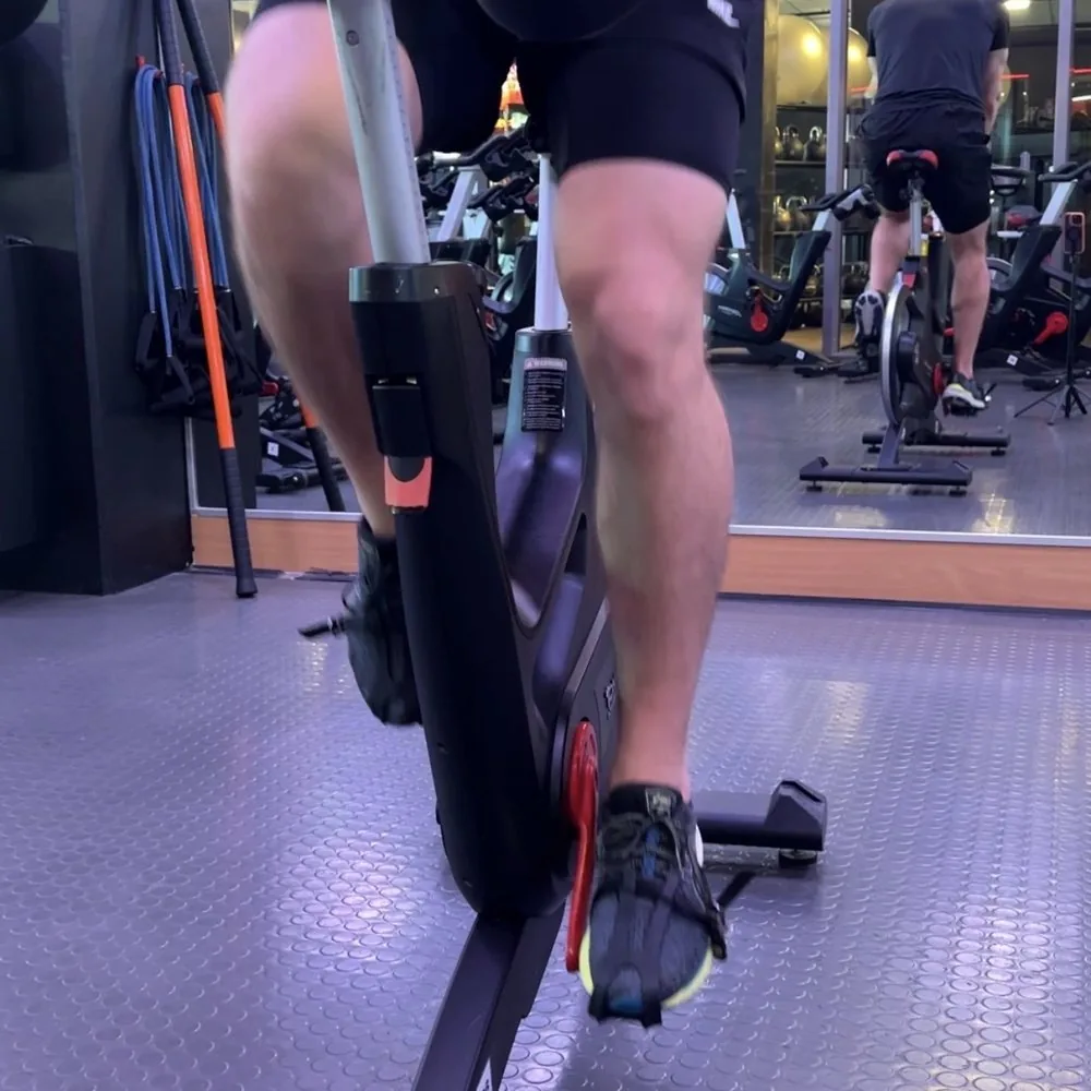 Ansicht von vorn: Knie und Fuß auf dem Pedal